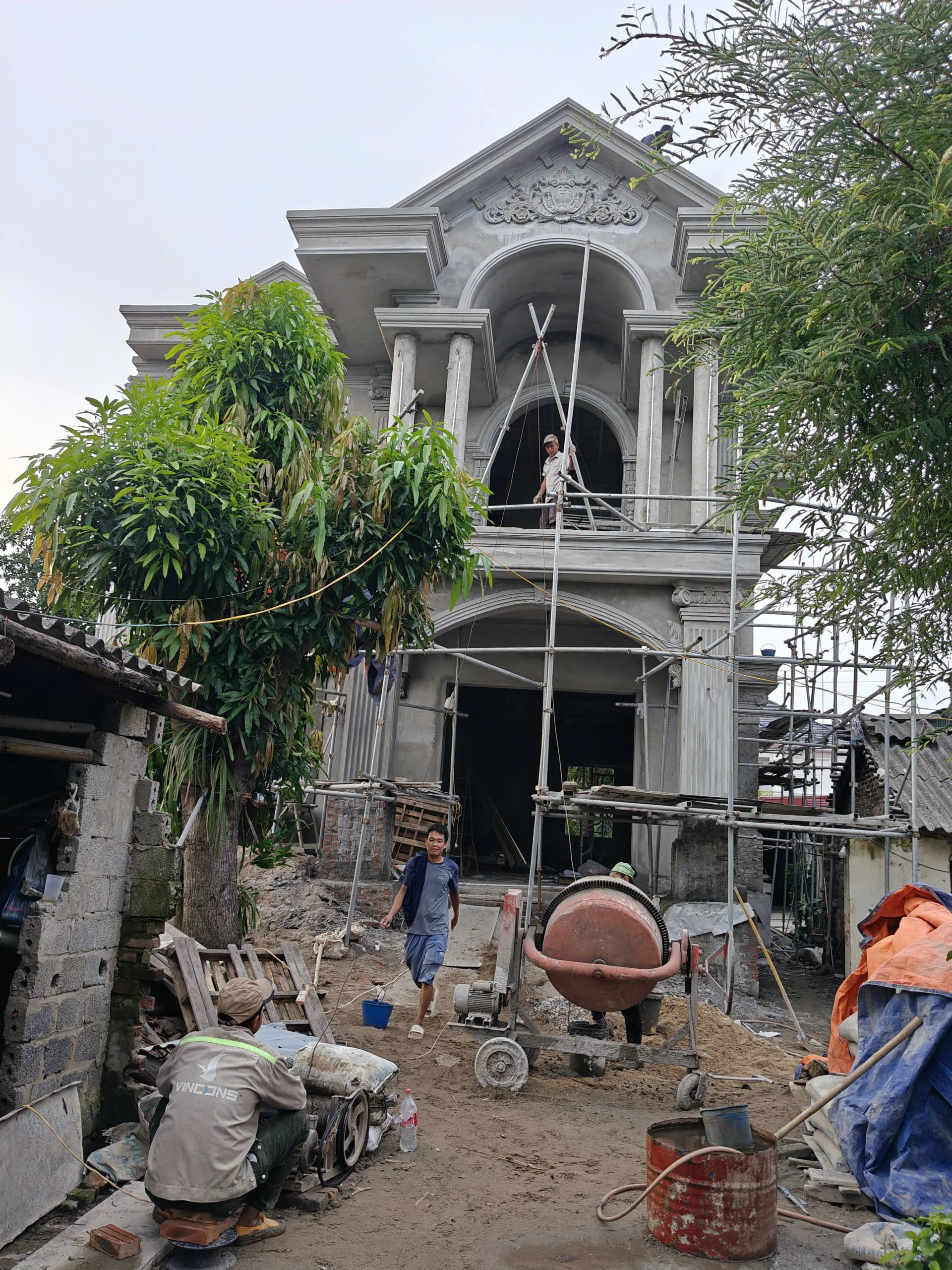 nhà tân cổ 2 tầng mái nhật