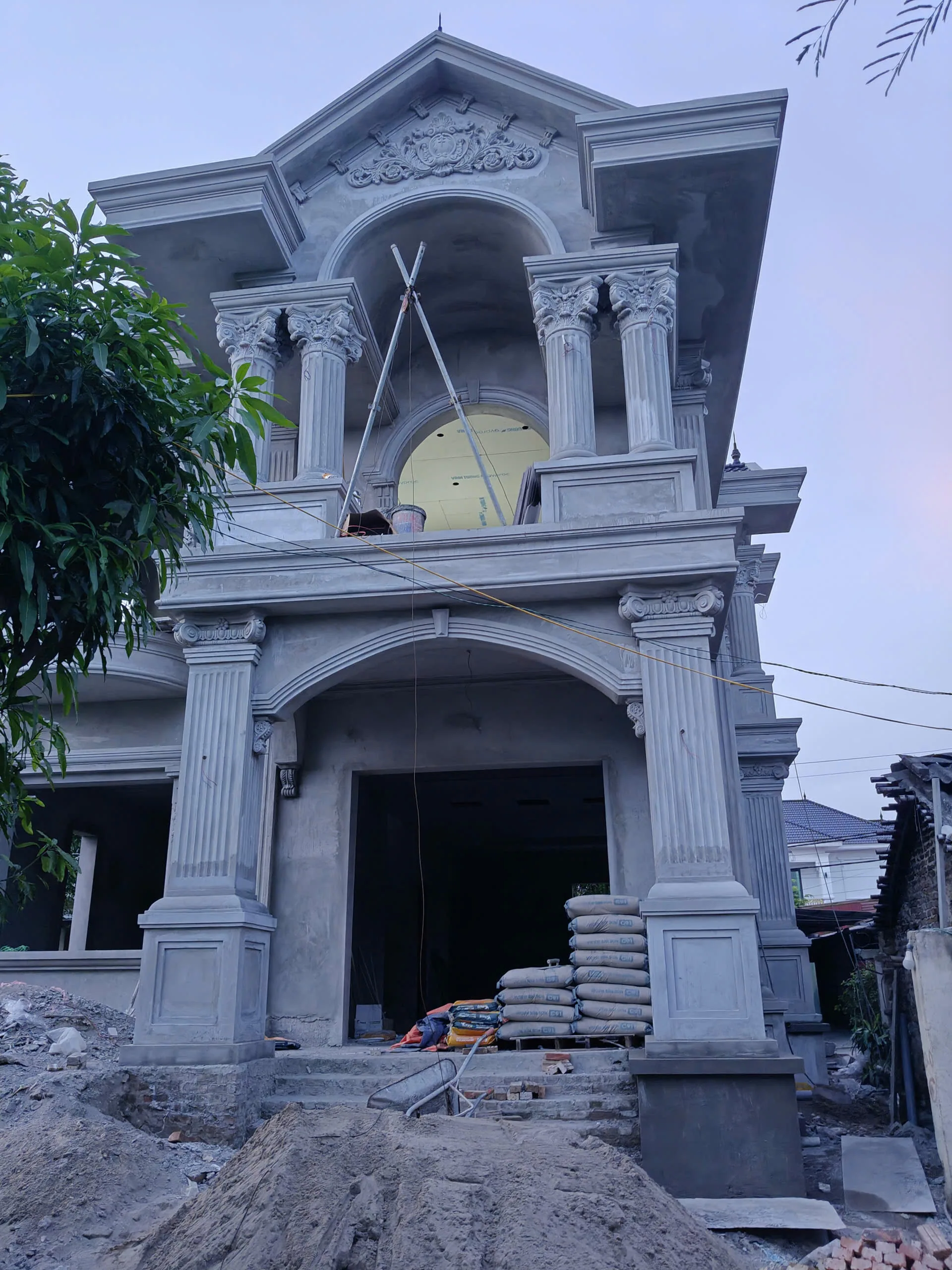 nhà tân cổ 2 tầng mái nhật