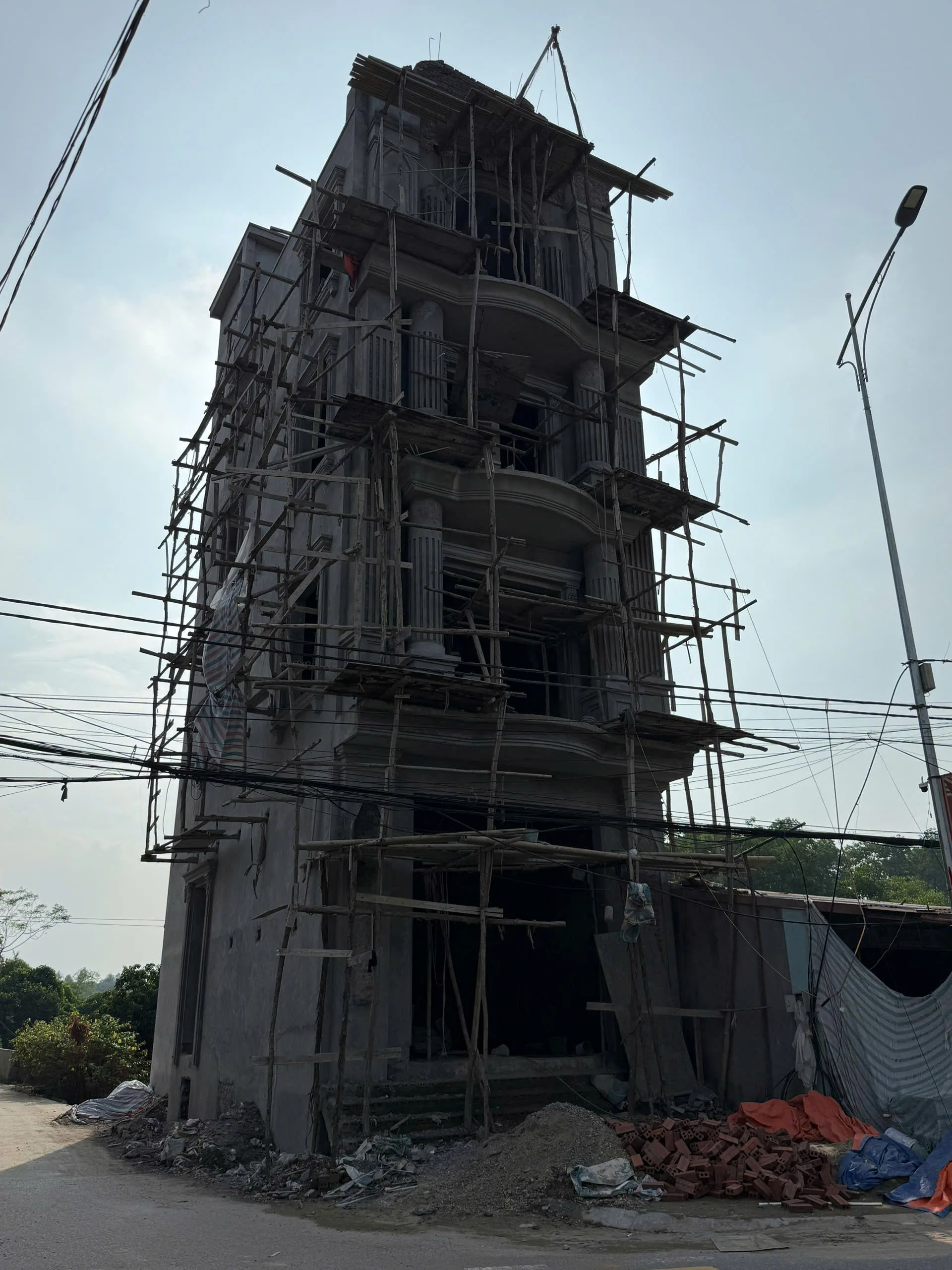 Thi công trọn gói nhà tân cổ 4 tầng