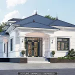 Mẫu nhà vườn mái Nhật 1 tầng với hệ cột trụ vuông vắn và bậc ngũ cấp ốp đá cao ráo, bề thế.