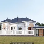 Góc nhìn nghiêng mẫu nhà vườn 1 tầng mái Nhật màu trắng sứ kết hợp hệ thống tường rào kiên cố.