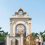 Tổng quát nhà ống 2 tầng tân cổ điển kết hợp cổng nhôm đúc và hệ cửa kính vòm lớn lấy sáng.