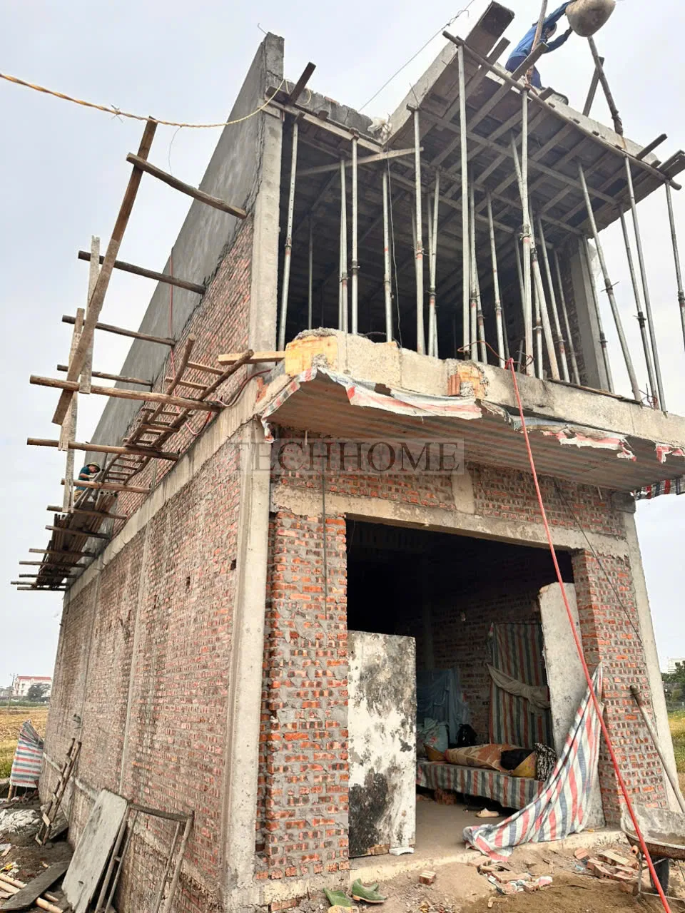 Cận cảnh các mảng khối vuông vức và hệ thống giàn giáo an toàn ở mặt tiền