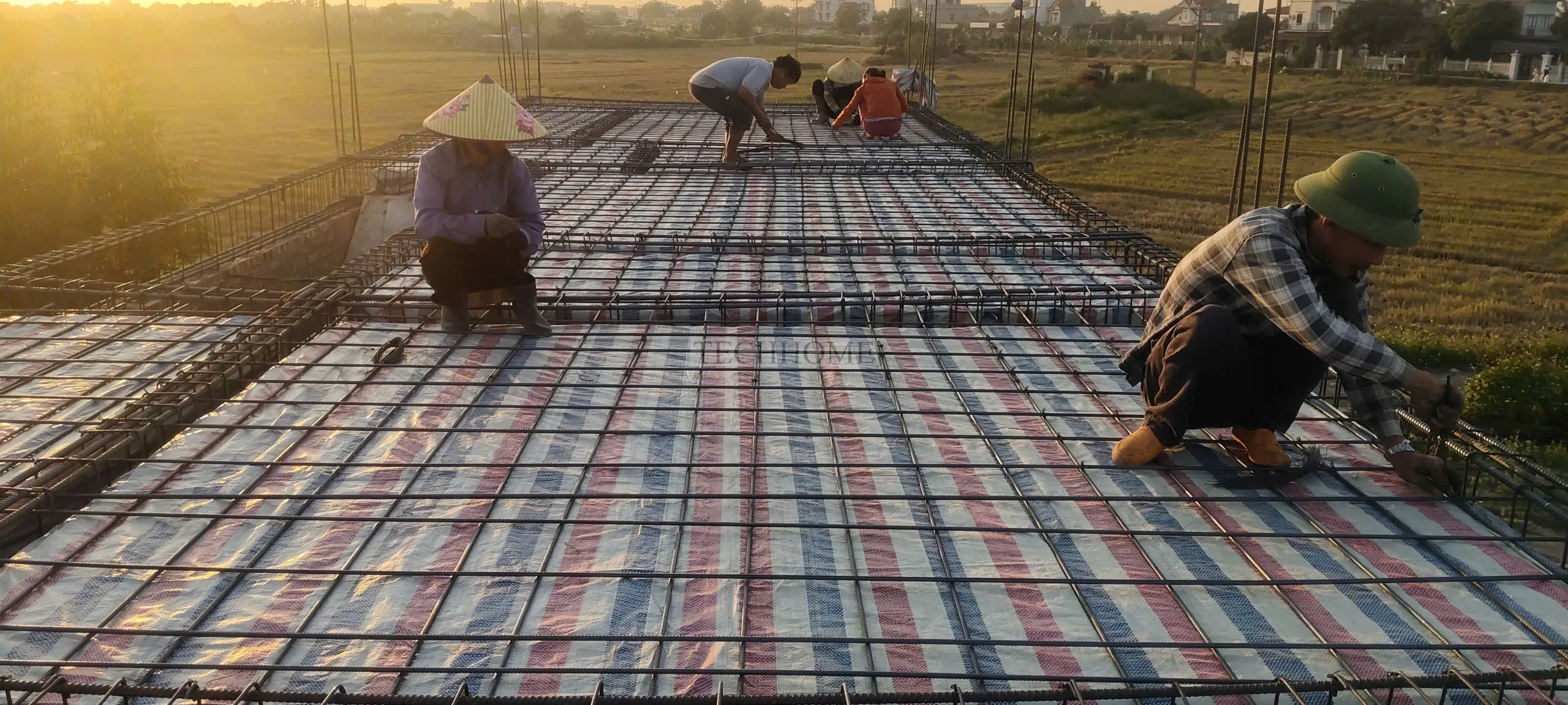 Công nhân đan thép sàn 2 lớp đúng tiêu chuẩn trước khi đổ bê tông mái.