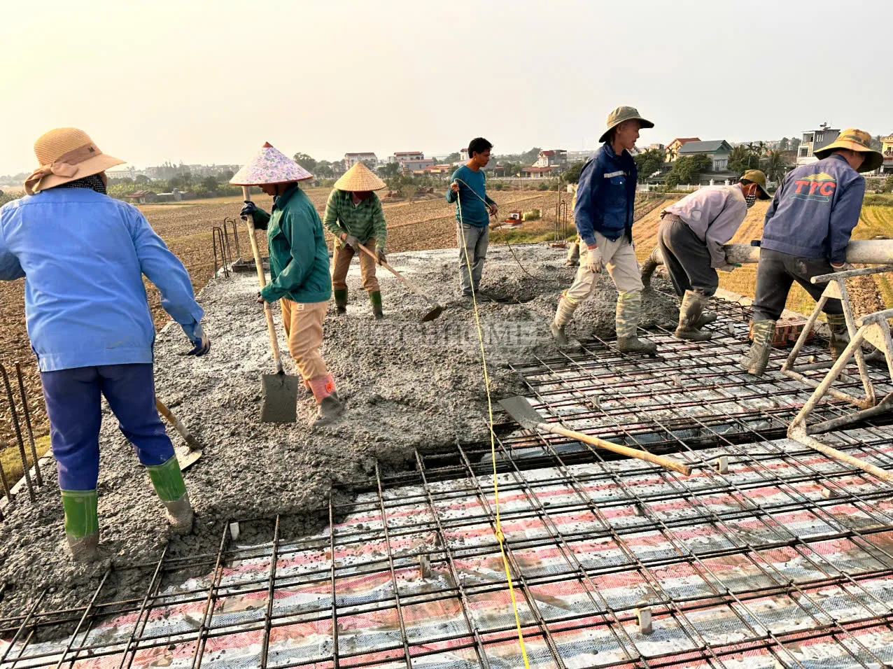 Quá trình đổ bê tông mái nhịp nhàng, đảm bảo tiến độ xây nhà trọn gói của Techhome.