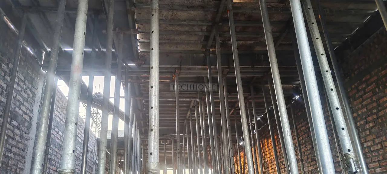 Hệ thống giáo chống và cốp pha sàn được lắp đặt dày đặc, chuẩn kỹ thuật.