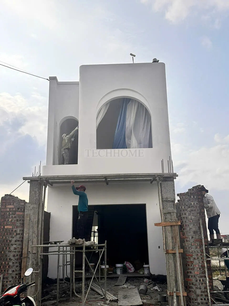 Vẻ đẹp hoàn thiện của mặt tiền nhà với các ô cửa vòm cong mang phong cách Địa Trung Hải.