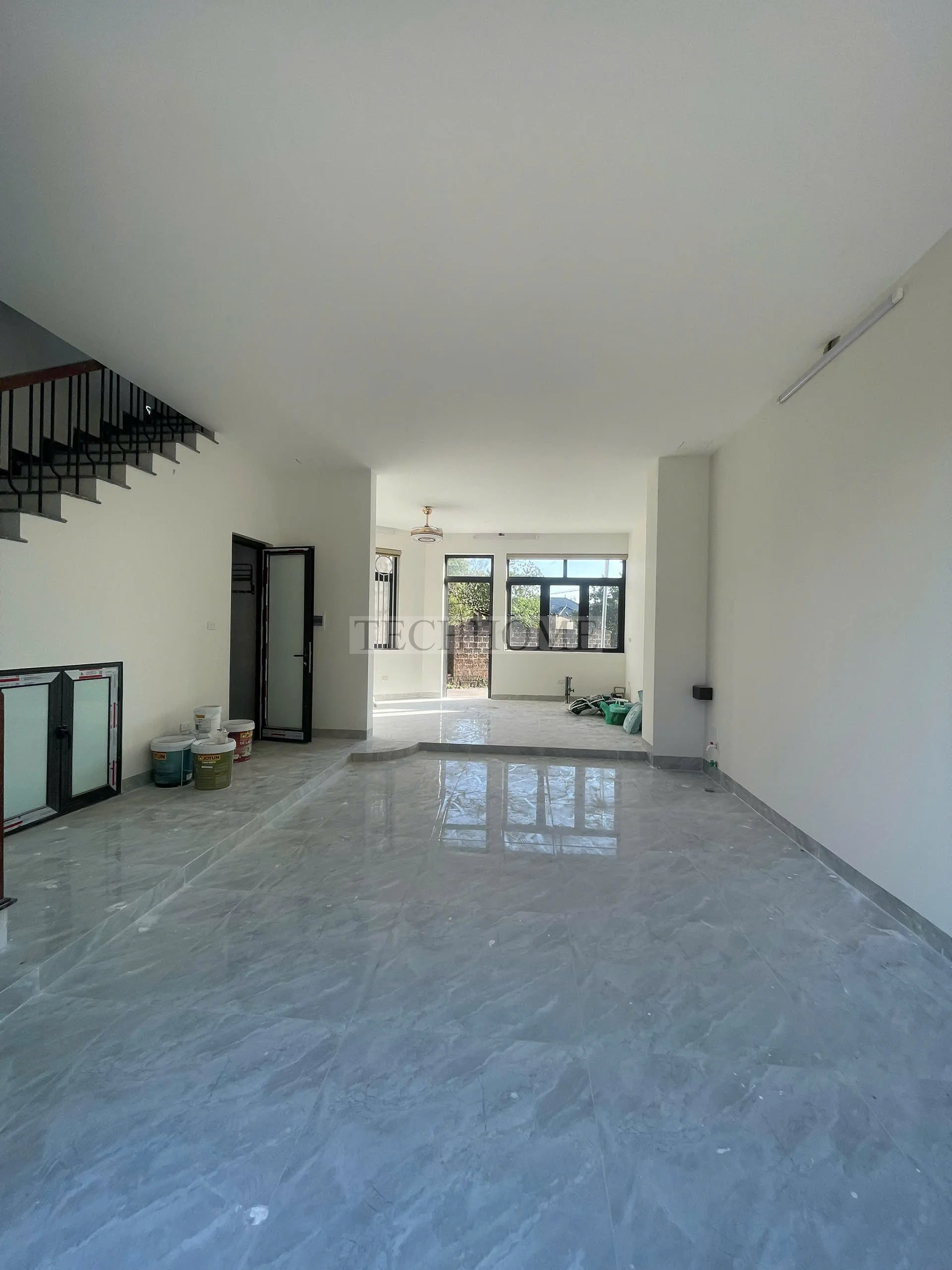 Không gian tầng 1 hiện đại, sáng bóng sau khi xây nhà trọn gói tại Thạch Thất