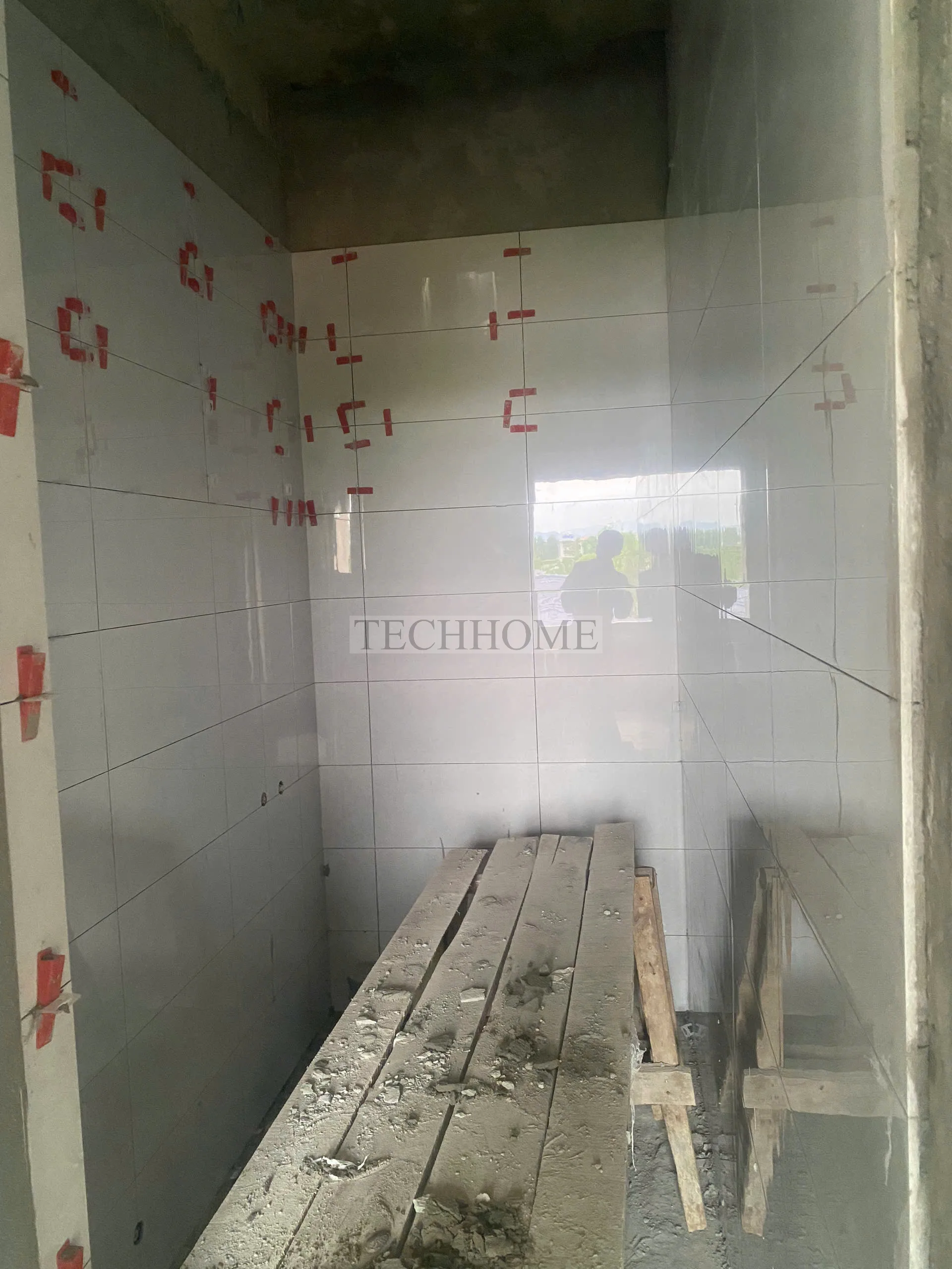 Kỹ thuật ốp lát gạch nhà vệ sinh sử dụng ke cân bằng tại công trình Techhome.