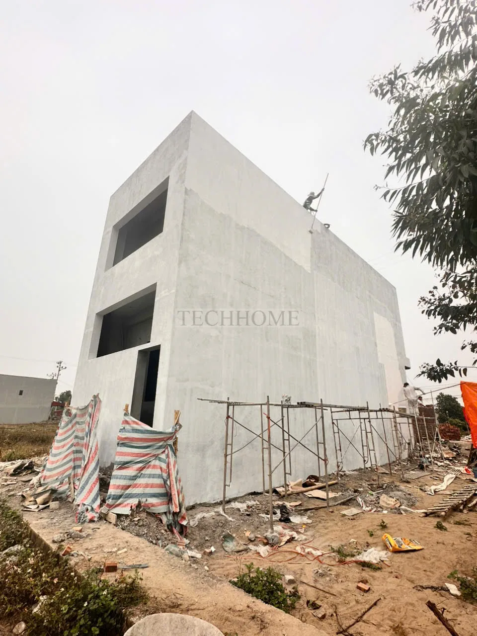 Thợ thi công đang đu dây sơn bả ngoại thất trắng muốt cho công trình.