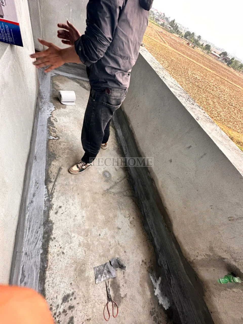 Thợ kỹ thuật Techhome thi công màng chống thấm chân tường ban công chuẩn kỹ thuật trong gói xây nhà trọn gói.