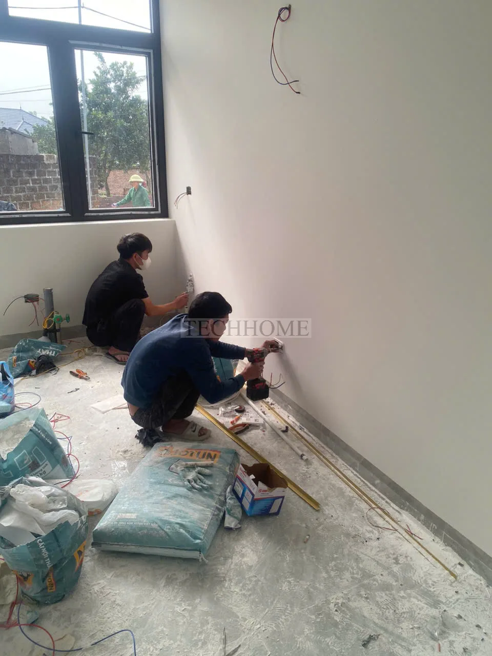 Kỹ thuật viên Techhome đang lắp đặt hệ thống điện âm tường an toàn và thẩm mỹ.