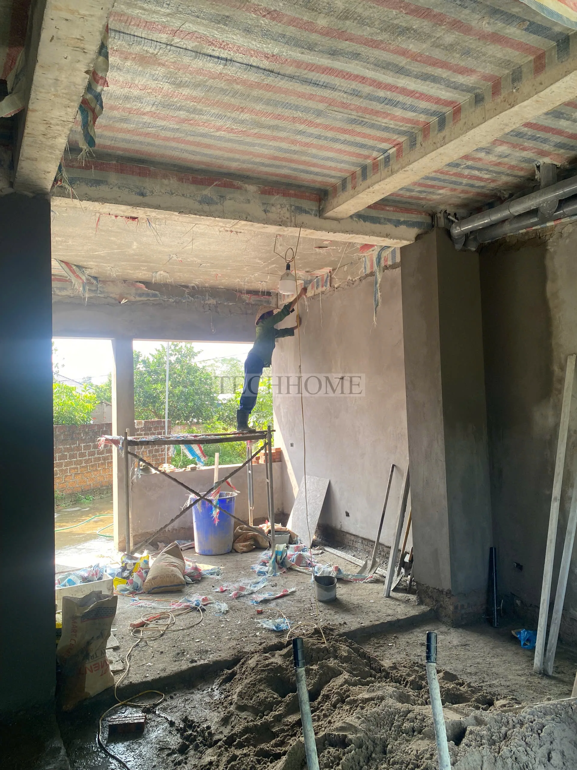 Công nhân Techhome đang thi công phần thô công trình xây nhà trọn gói tại Thạch Thất.