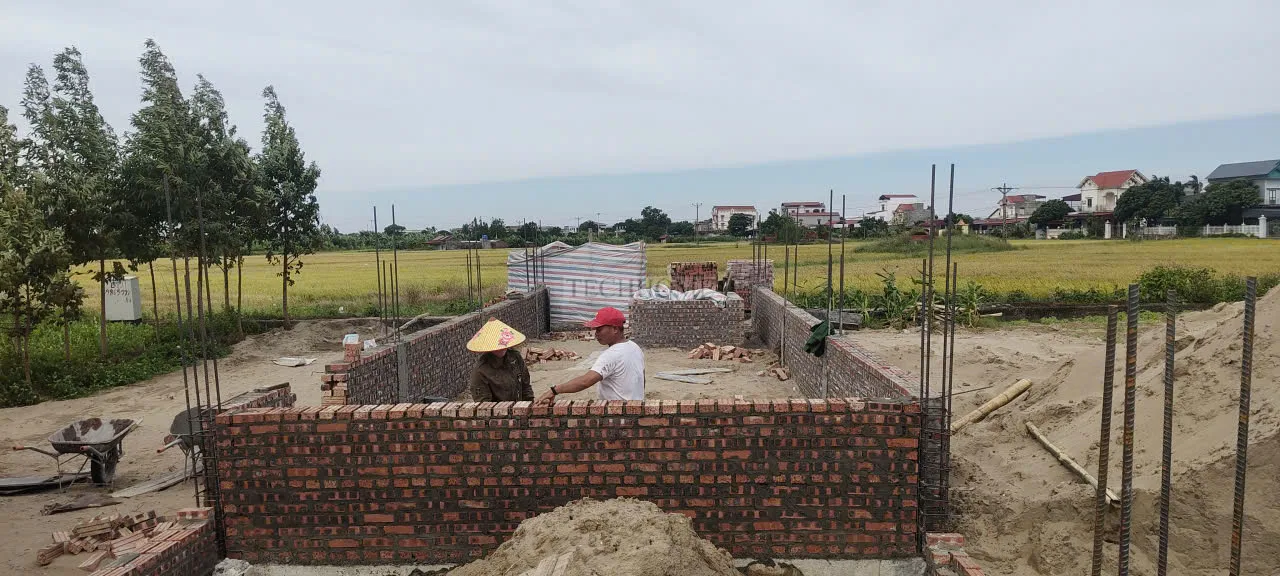 Thợ xây Techhome đang cẩn thận đi từng mạch vữa tường thô cho công trình.