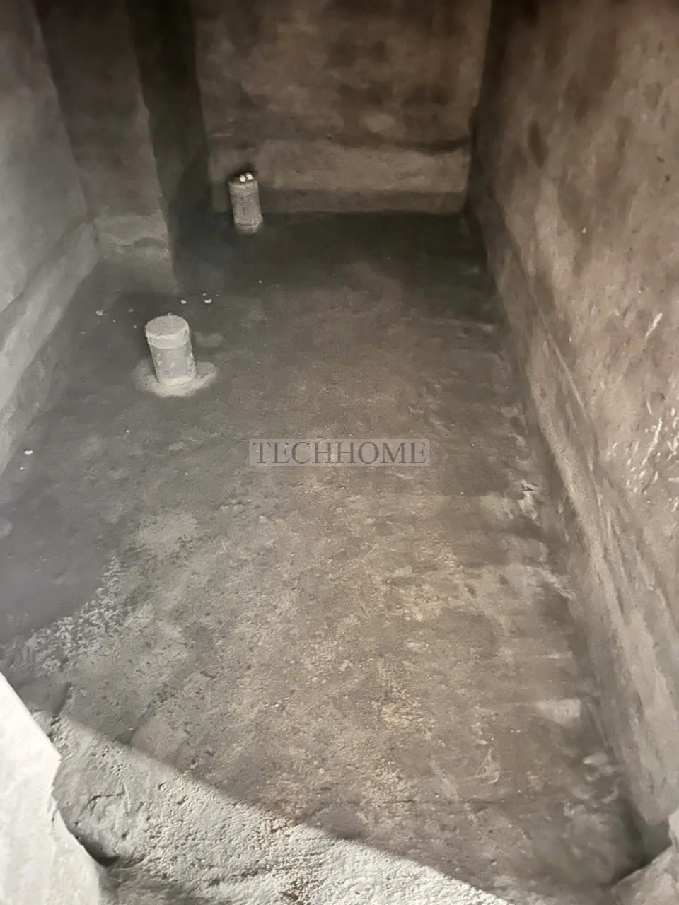 Bề mặt sàn nhà vệ sinh và cổ ống được xử lý chống thấm triệt để trước khi lát gạch.